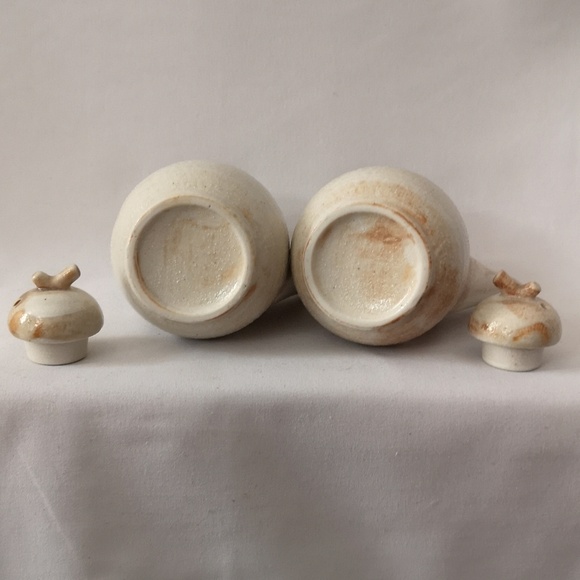 Pair of Two Studio Art Pottery Oil Pouring Jars with Lids and Matching Patterns - Picture 5 of 5